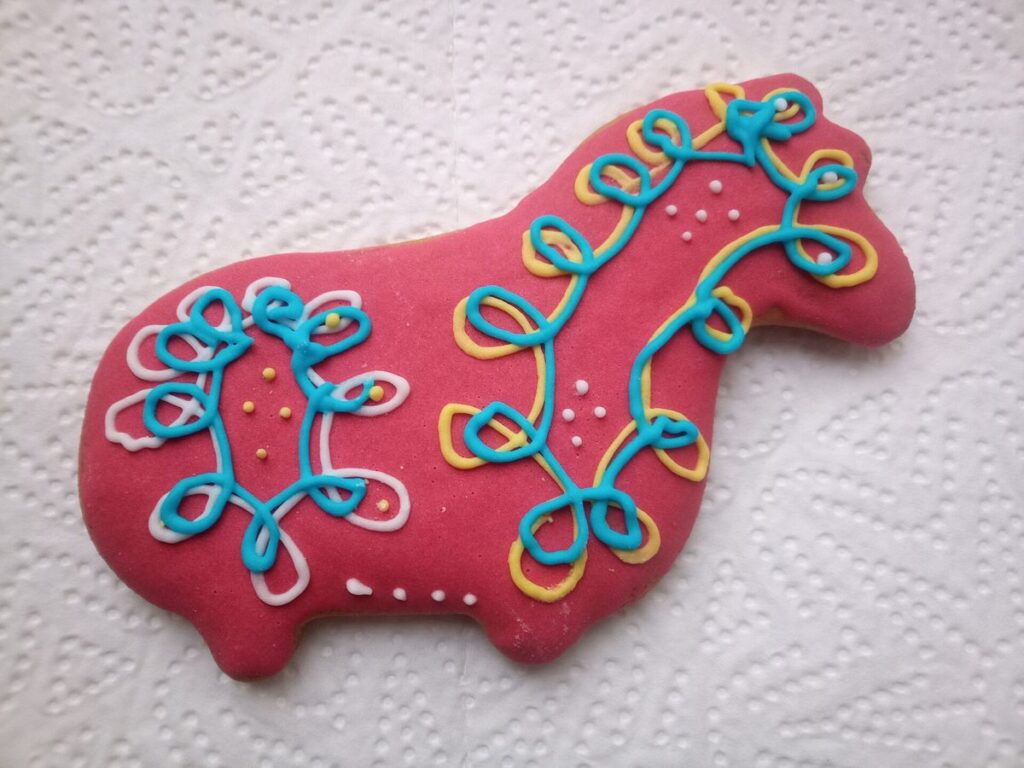 Lebkuchen in Pferdeform mit bunter Zuckerglasur